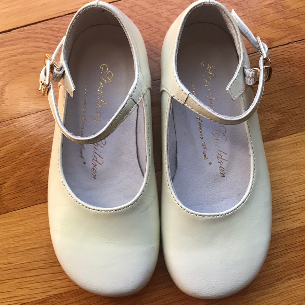 Girls patent leather Mary Jane shoes